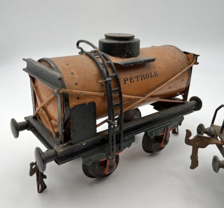 Marklin 1912, " Chasse neige en tôle peinte et wagon citerne pétrole, état moye…