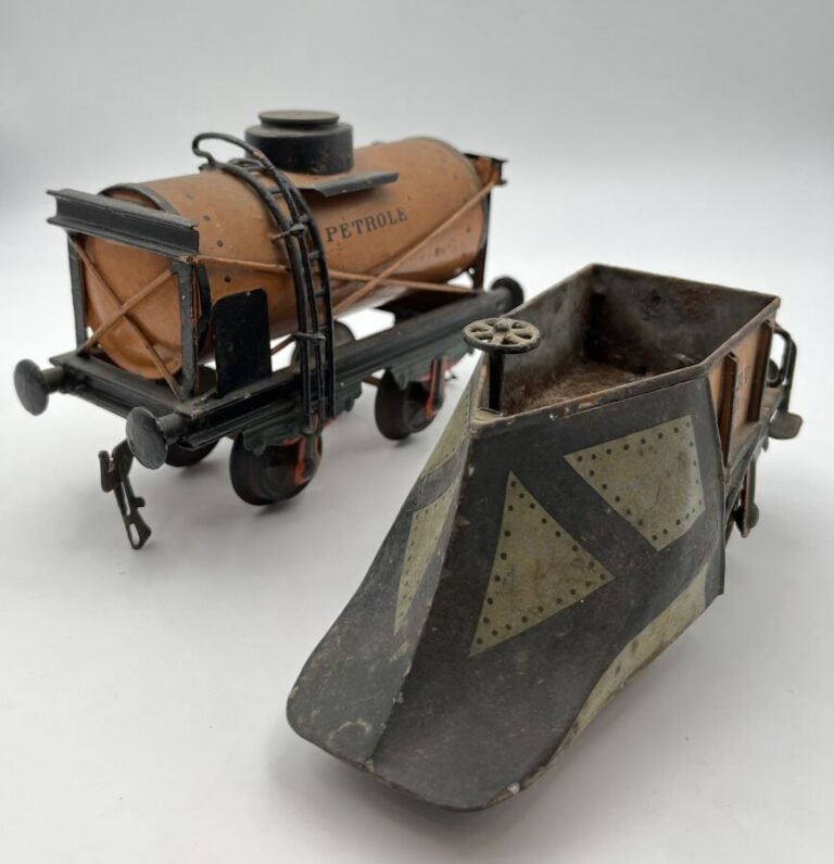 Marklin 1912, " Chasse neige en tôle peinte et wagon citerne pétrole, état moye…