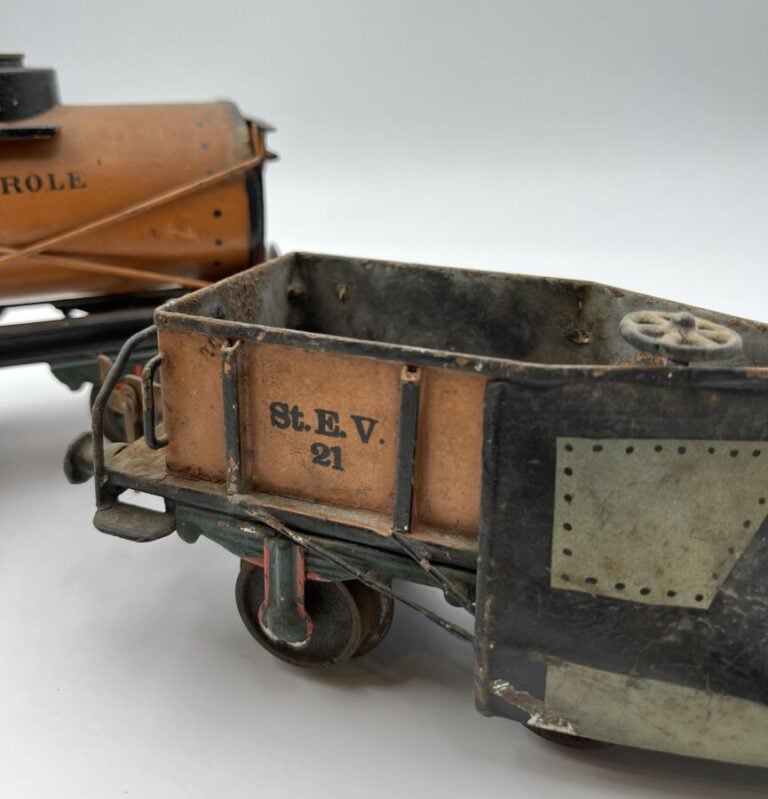 Marklin 1912, " Chasse neige en tôle peinte et wagon citerne pétrole, état moye…