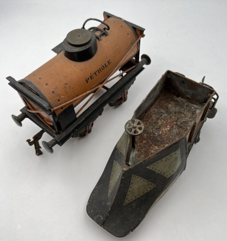 Marklin 1912, " Chasse neige en tôle peinte et wagon citerne pétrole, état moye…
