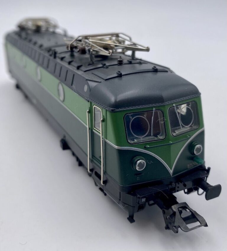 Marklin en BO 2 locos ;Diesel Santa Fe ref 33622, 2 wagons US, BB belge ref 332…