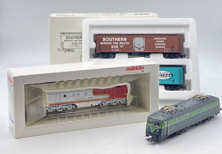 Marklin en BO 2 locos ;Diesel Santa Fe ref 33622, 2 wagons US, BB belge ref 332…