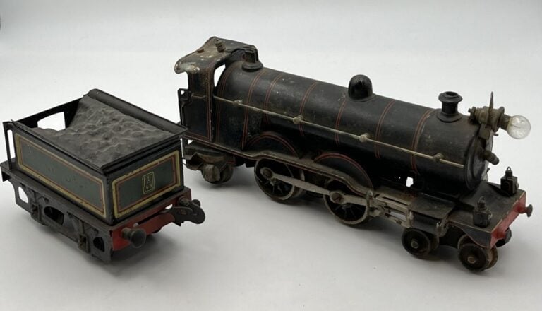 Marklin ; loco type vapeur 221 écart 0 mica électrique, avant 1914 en tôle pein…
