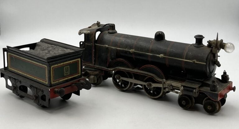 Marklin ; loco type vapeur 221 écart 0 mica électrique, avant 1914 en tôle pein…