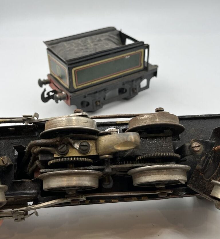 Marklin ; loco type vapeur 221 écart 0 mica électrique, avant 1914 en tôle pein…