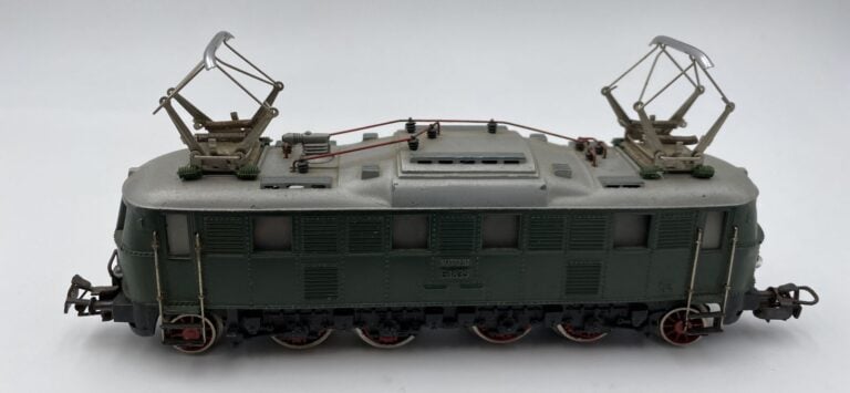 Marklin série 800, loco CC électrique MS 800 et coco vapeur type 132 avec tende…