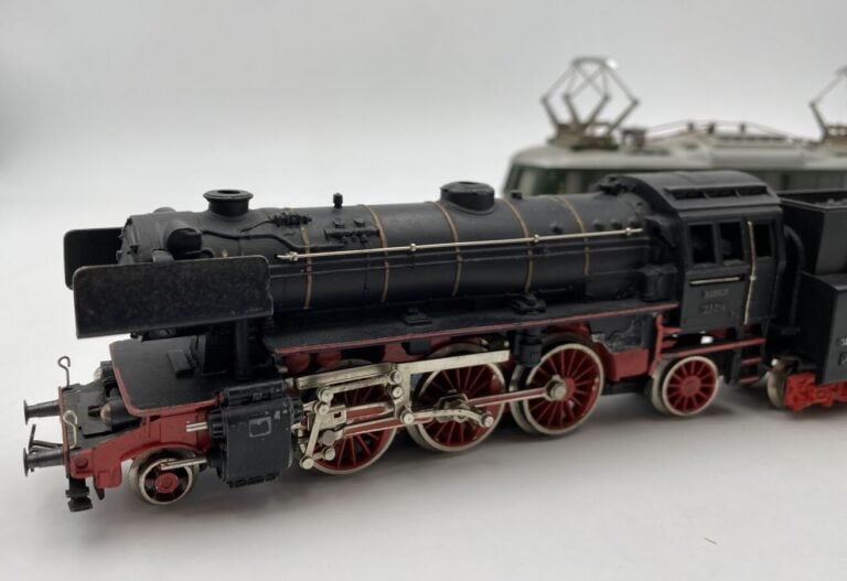 Marklin série 800, loco CC électrique MS 800 et coco vapeur type 132 avec tende…
