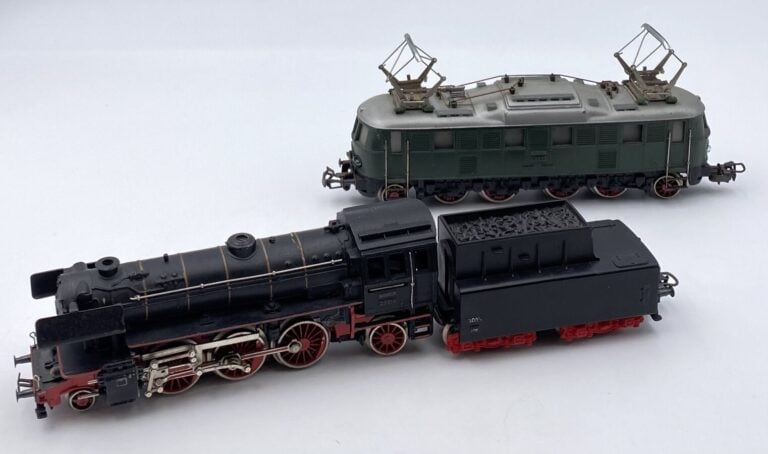 Marklin série 800, loco CC électrique MS 800 et coco vapeur type 132 avec tende…