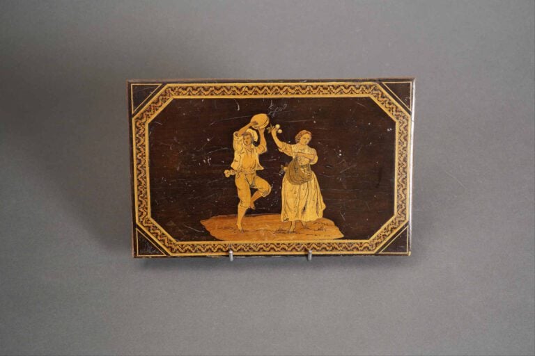 MARQUETERIE DE SORRENTO - Plaque en marqueterie d'olivier à décor de danseurs d…