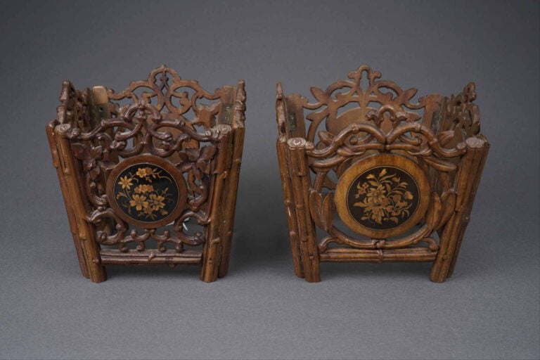 MARQUETERIE NICOISE - Paire de cache-pots pliables de section carrée en marquet…