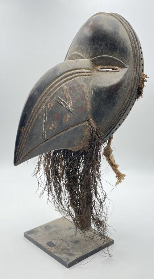 MASQUE aux yeux aigus représentant un oiseau au fort bec - crochu. - Barbe tres…