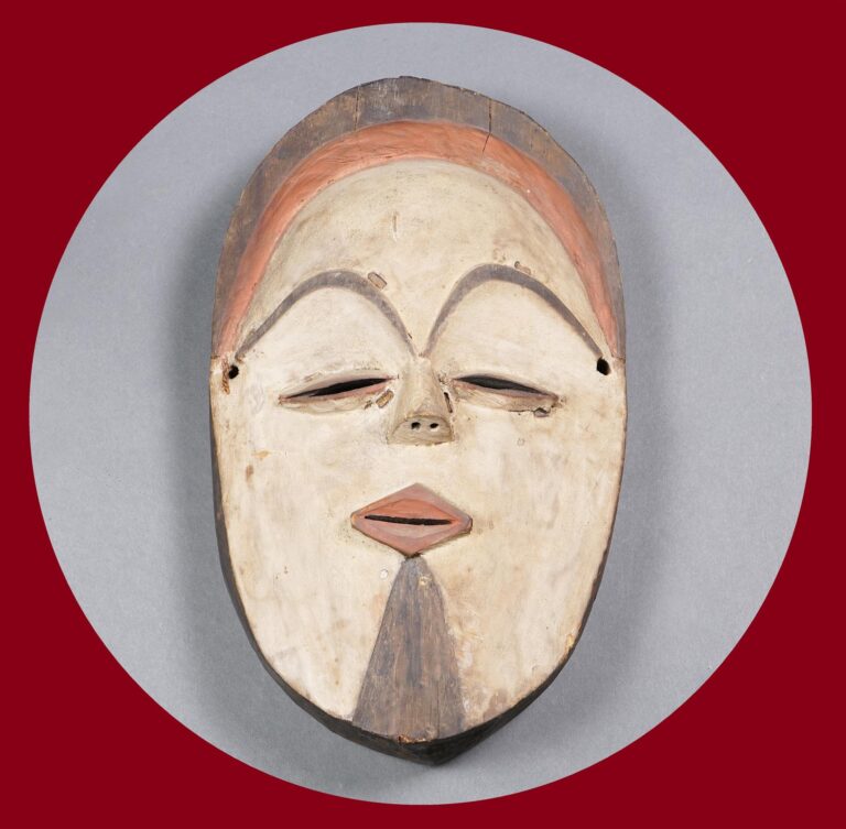 Masque de case en forme d'amande représentant un visage humain fortement stylis…