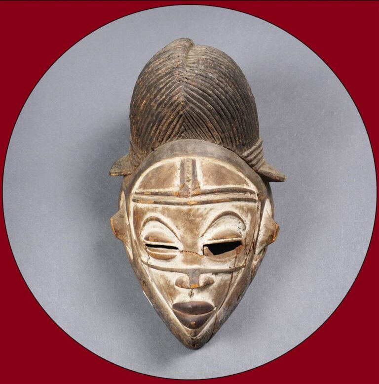 Masque représentant un visage féminin aux yeux en grains de café,et à la bouche…