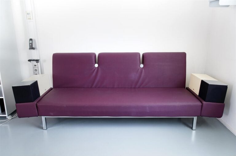 Matali Crasset - Canapé " sofablaster " en toile violette, accoudoirs à enceint…