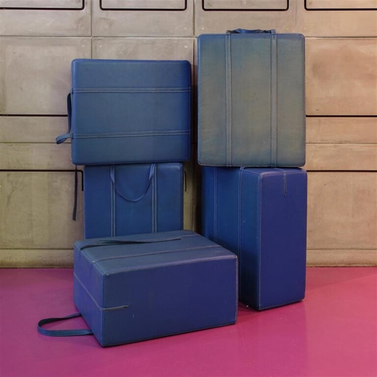 Matali Crasset - Cinq " hi poof " en forme de bagage, en skaï bleu roi pour l'H…