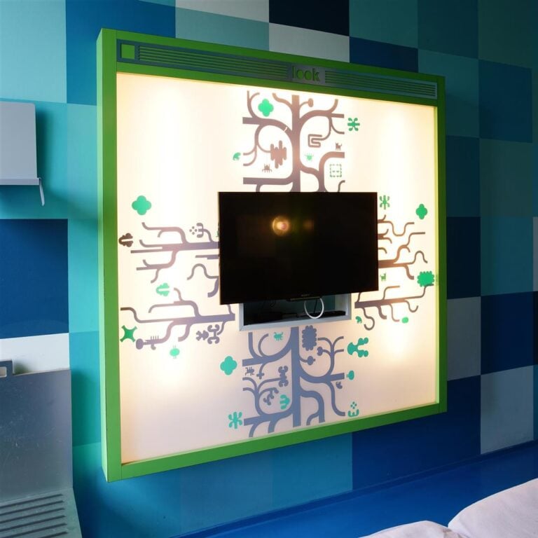Matali Crasset - Décor intérieur de la chambre 22 " digital " : panneau signalé…