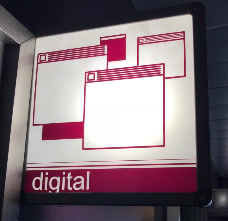 Matali Crasset - Décor intérieur de la chambre 22 " digital " : panneau signalé…