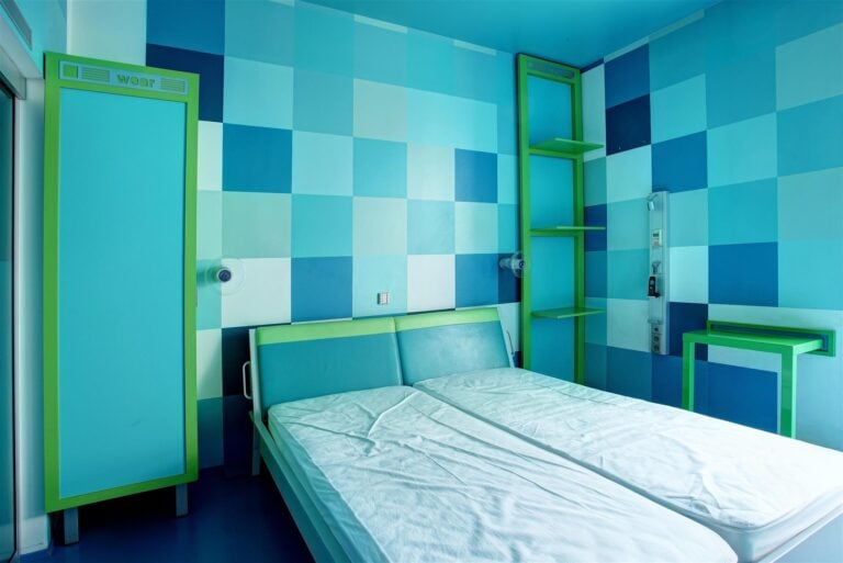 Matali Crasset - Décor intérieur de la chambre 22 " digital " : panneau signalé…