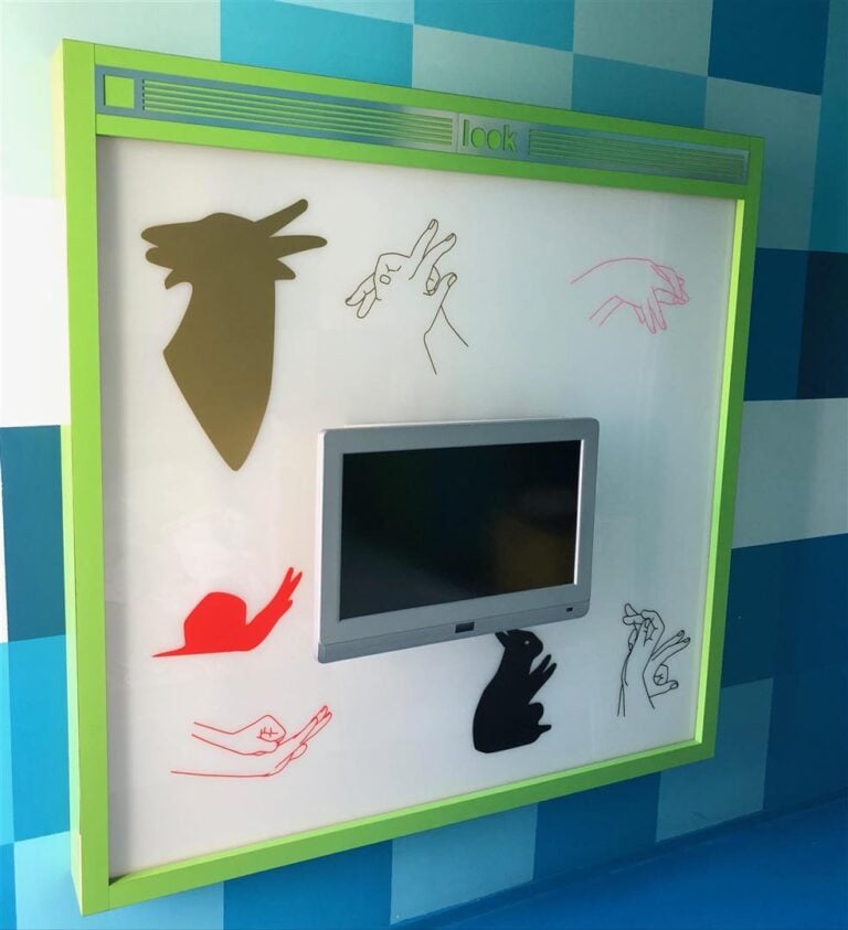 Matali Crasset - Décor intérieur de la chambre 42 " digital " : panneau signalé…