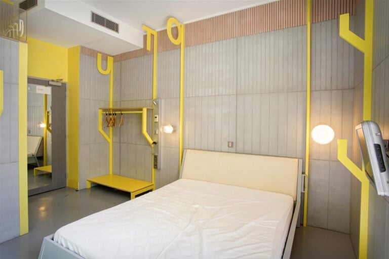 Matali Crasset - Décor intérieur de la chambre 43 " utopie " comprenant : panne…