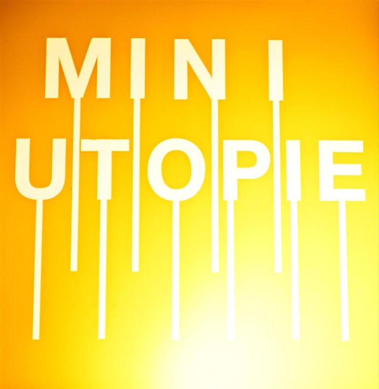 Matali Crasset - Décor intérieur de la chambre 43 " utopie " comprenant : panne…