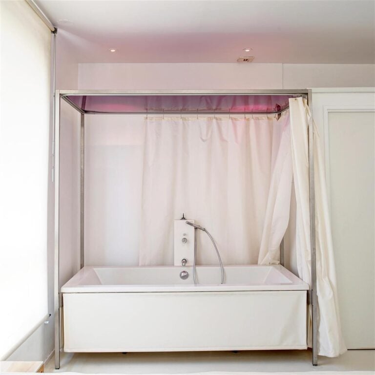 Matali Crasset - Décor intérieur de la chambre 47 " white and white " comprenan…