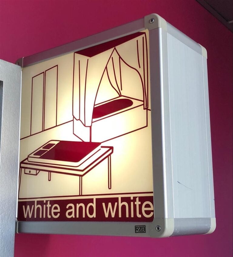 Matali Crasset - Décor intérieur de la chambre 48 " white and white " comprenan…