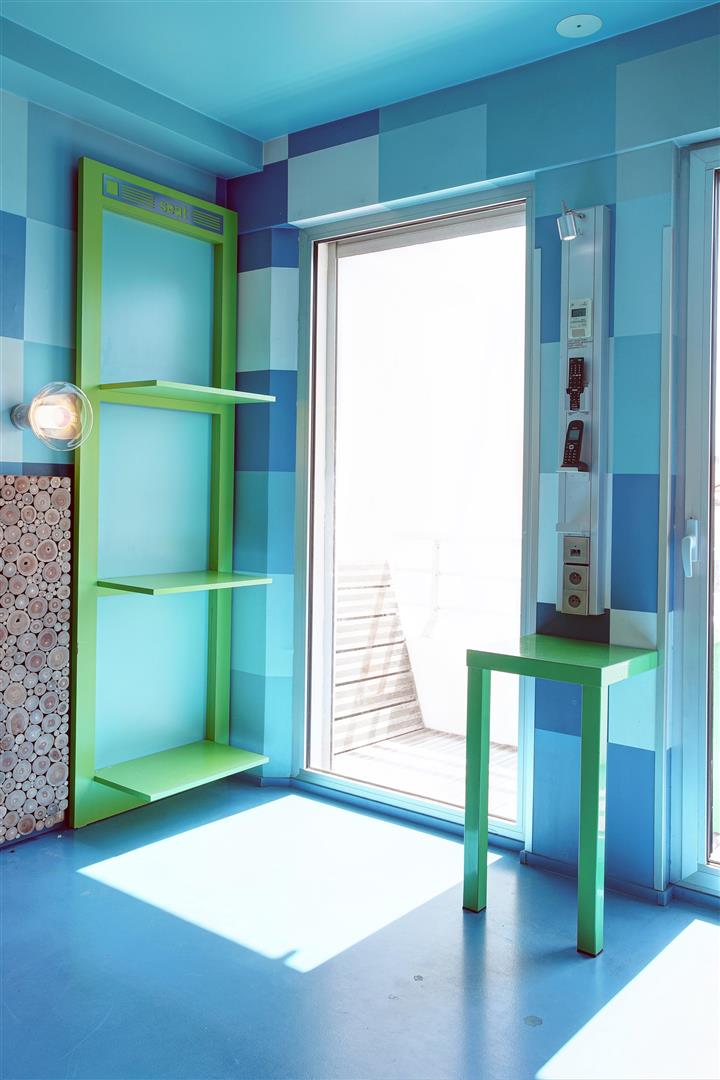 Matali Crasset - Décor intérieur de la chambre 52 " digital " : panneau signalé…