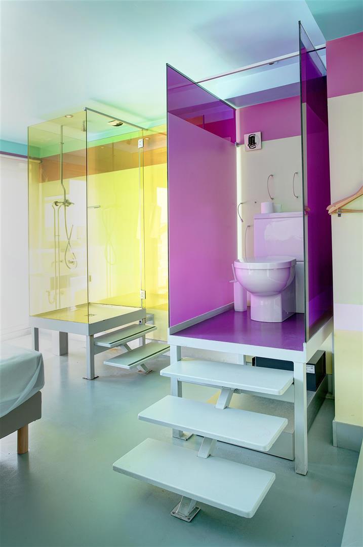 Matali Crasset - Décor intérieur de la chambre 63 " strate " comprenant : panne…