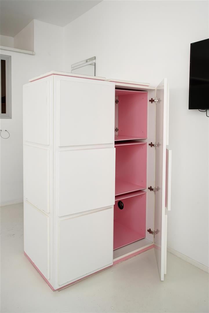 Matali Crasset - Décor intérieur de la chambre 64 " white and white " comprenan…