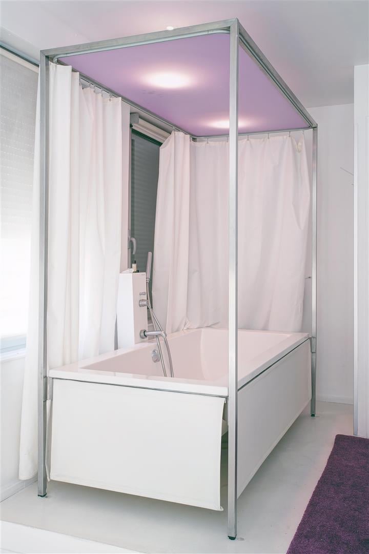 Matali Crasset - Décor intérieur de la chambre 64 " white and white " comprenan…