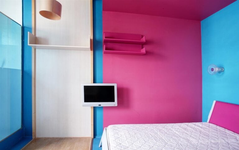 Matali Crasset - Décoration intérieure de la chambre 21 " monospace " : panneau…