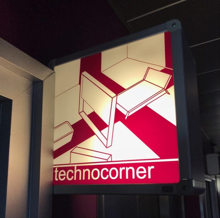 Matali Crasset - Décoration intérieure de la chambre 24 " technocorner ", compr…