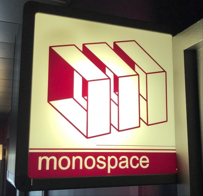 Matali Crasset - Décoration intérieure de la chambre 41 " monospace " : panneau…