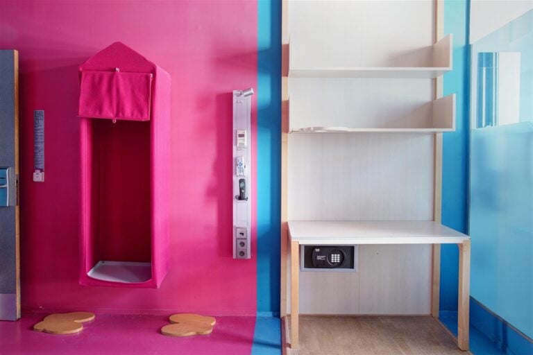 Matali Crasset - Décoration intérieure de la chambre 41 " monospace " : panneau…