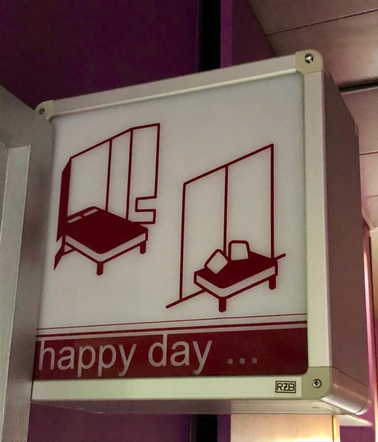 Matali Crasset - Décoration intérieure de la chambre 46 " happy day " comprenan…