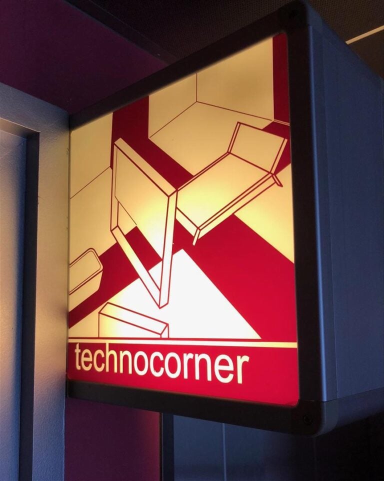 Matali Crasset - Décoration intérieure de la chambre 55 " technocorner ", compr…