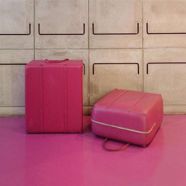 Matali Crasset - Deux " hi poof " en forme de bagage, en skaï violet pour l'Hôt…