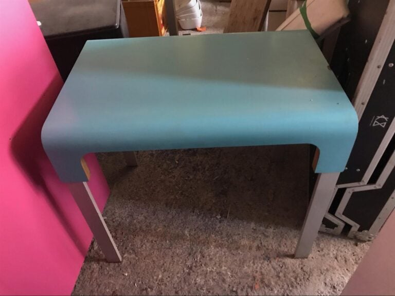 Matali Crasset - Deux tables et console en mélaminé bleu ciel. - 70 x 70 x 60 c…