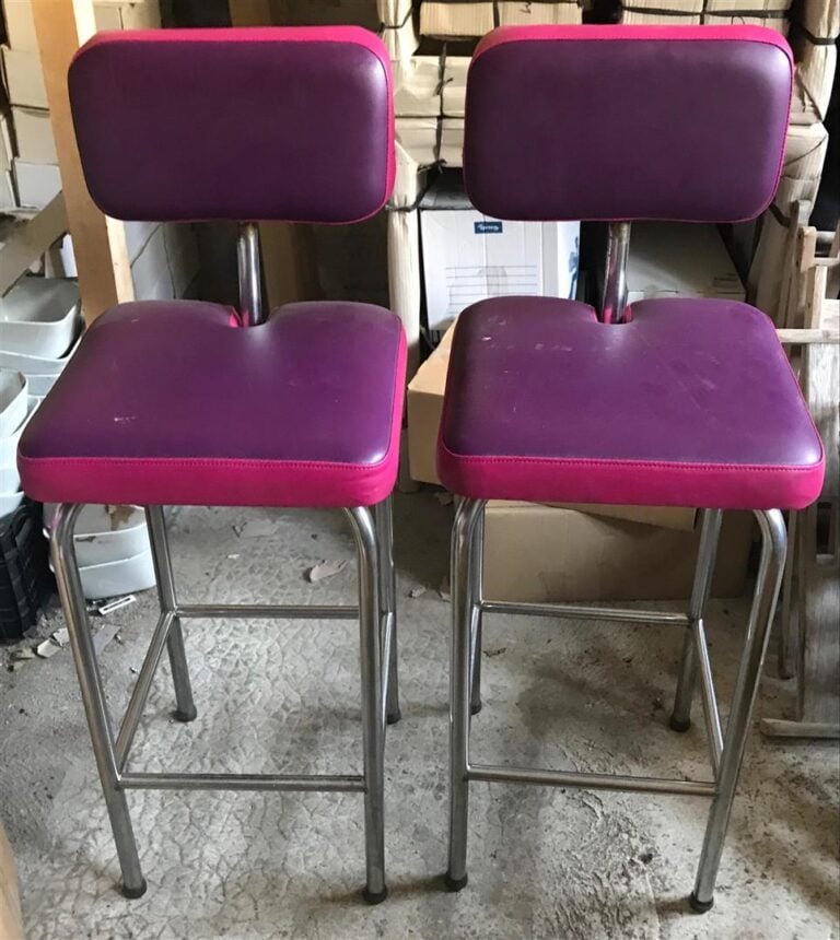 Matali Crasset - Deux tabourets de bar en skaï violet et rose, structure en mét…