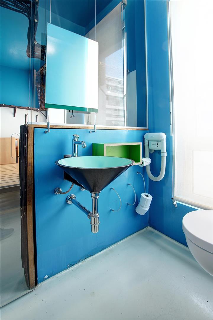 Matali Crasset - Eléments de salle de bains comprenant : vasque conique bleue,…