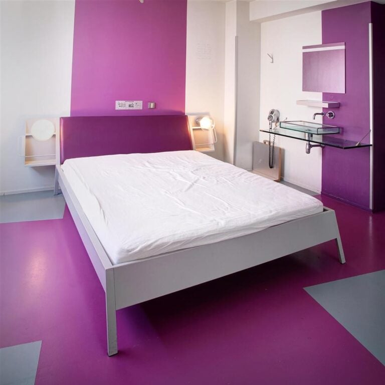 Matali Crasset - Lit en métal gris et skaï violet à chevets latéraux, intégrant…