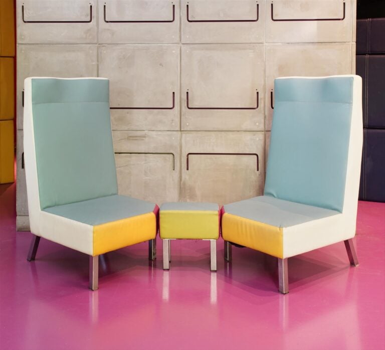 Matali Crasset - Paire de chauffeuses + pouf" interface " à haut dossier, struc…