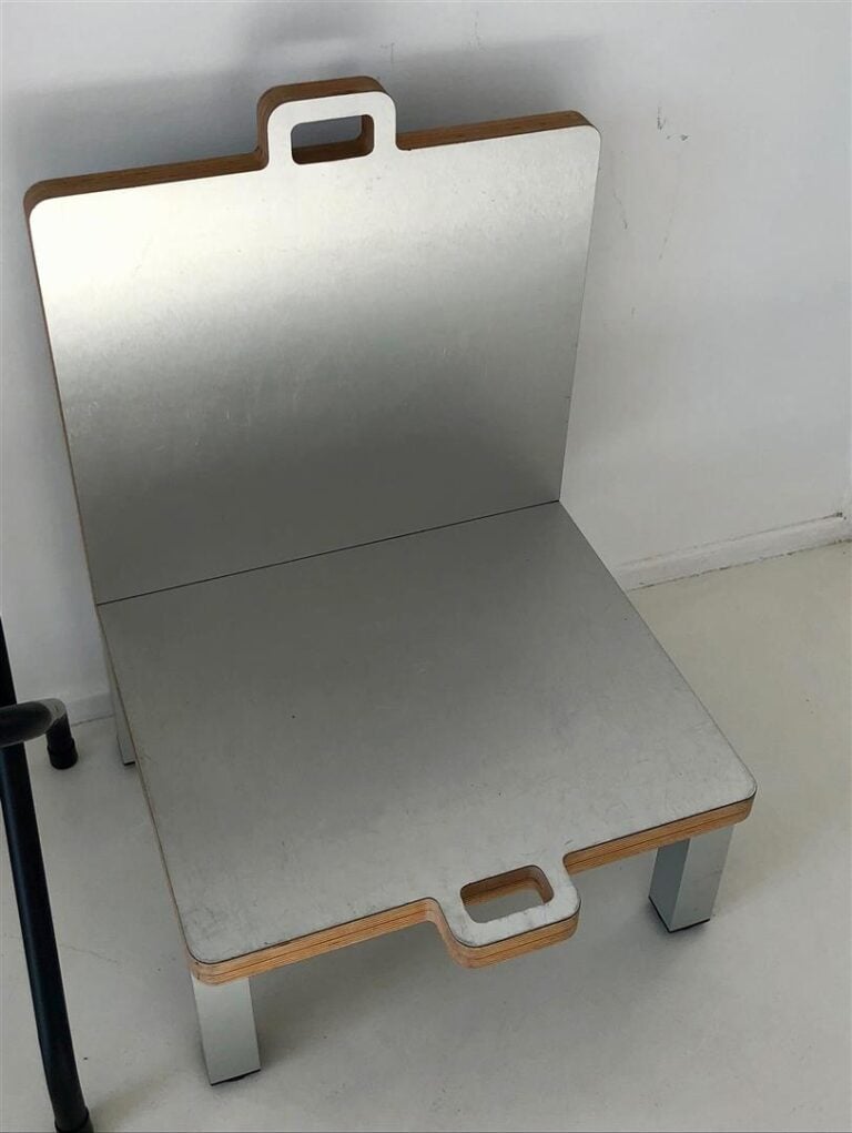 Matali Crasset - Porte-valise en contreplaqué gris métalliséà deux poignées. -…