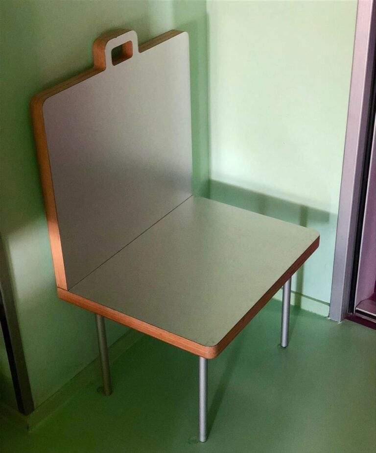 Matali Crasset - Porte-valise en contreplaqué métallisé à deux poignées sur piè…