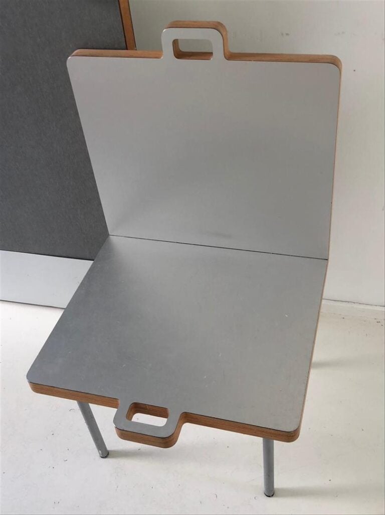 Matali Crasset - Porte-valise en contreplaqué métallisé à deux poignées sur piè…