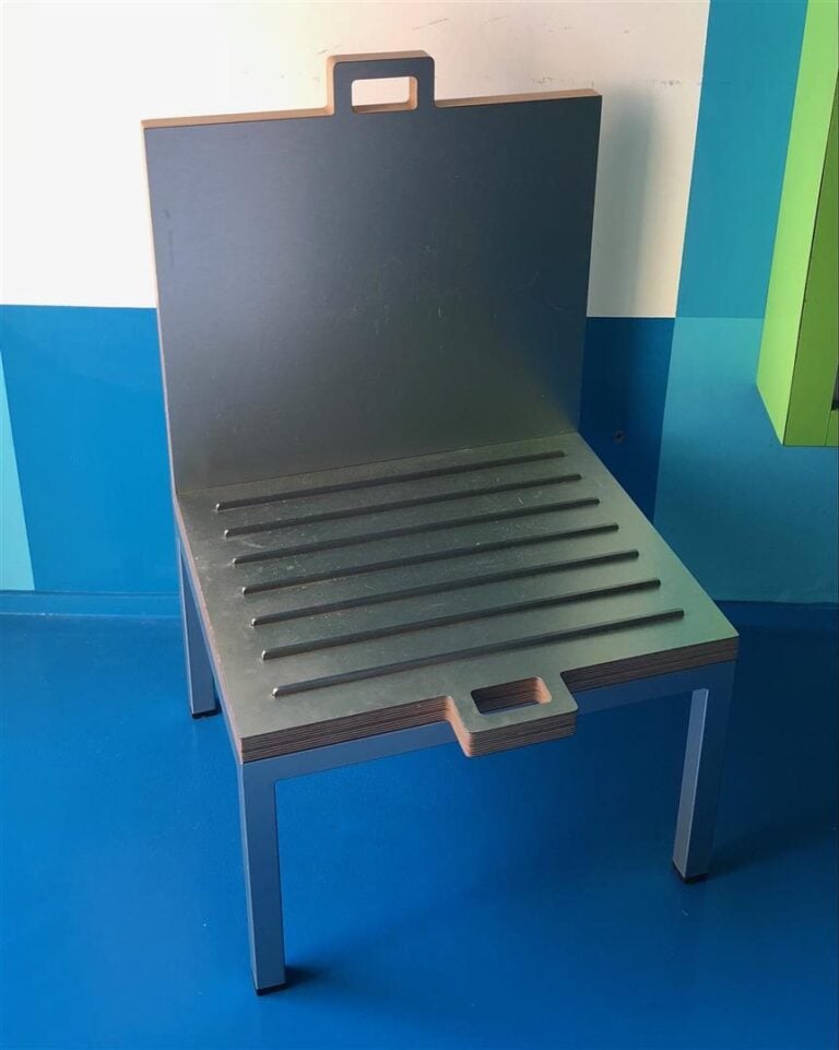 Matali Crasset - Porte-valise en contreplaqué métallisé à deux poignées sur piè…