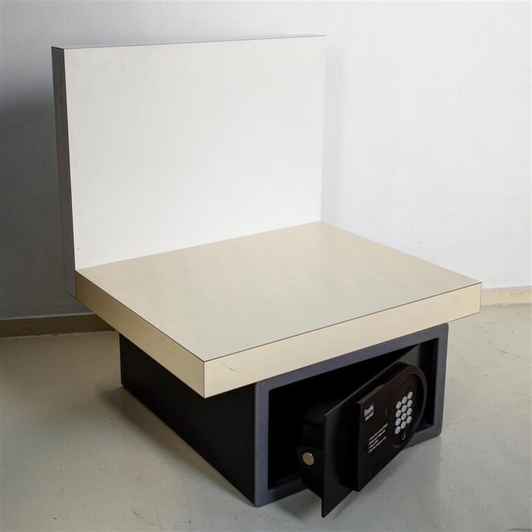 Matali Crasset - Porte-valise/coffre-fort en mélaminé blanc. 60 x 50 x 45 cm. E…