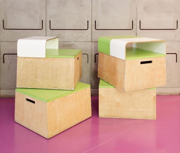 Matali Crasset - Quatorze tables basses pour l'happy bar de l'hôtel Hi, en cont…