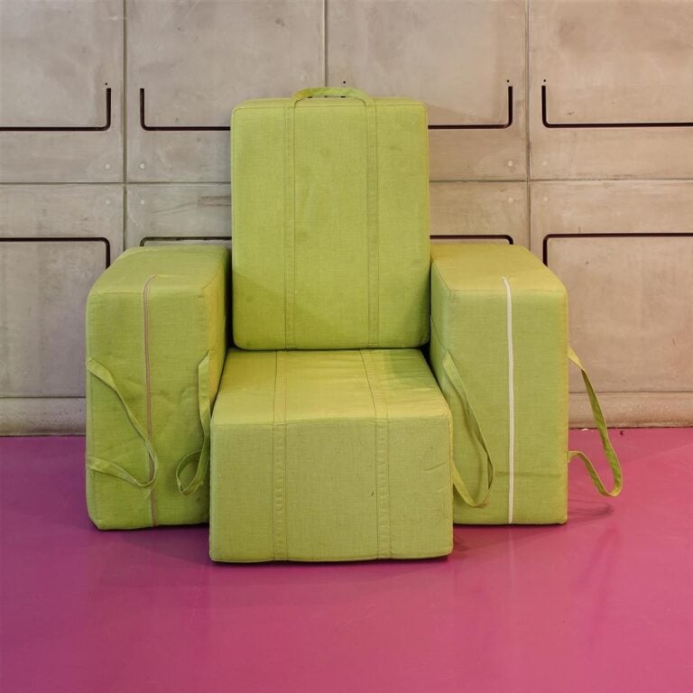 Matali Crasset - Quatre " hi poof " en forme de bagage, en tissu vert pour l'ha…